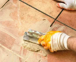 Укладка плитки с затиркой швов